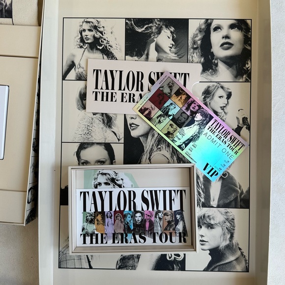 Taylor Swift Eras Tour VIP box tote pin posters postcards lanyard
Houston date - Picture 8 of 8